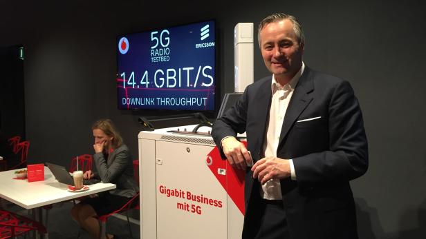Das Interview mit Hannes Ametsreiter fand auf der CeBIT in Hannover statt. Gemeinsam mit der TU Dresden testet das Mobilfunkunternehmen Vodafone Deutschland ein 5G-Netz mit 15 GBit/s.