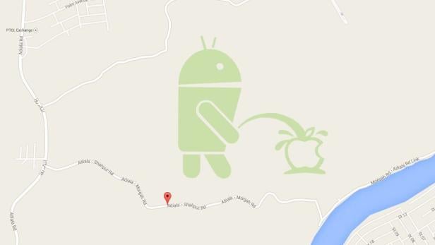 Diese kuriose Figur eines auf das Apple-Logo pinkelnden Android-Maskottchens wurde auf Google Maps gefunden