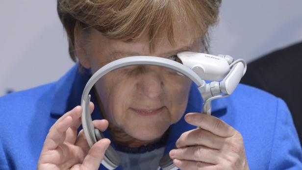 Angela Merkel testet auf der CeBIT ein Augmented-Reality-Display.