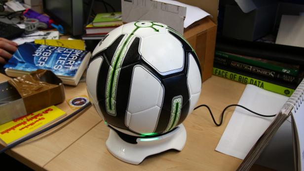 Der smarte Fußball enthält einen Akku, der induktiv auf der Ladestation geladen wird