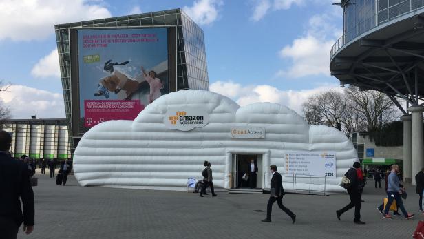 Angriff auf die Amazon-Cloud durch die Deutsche Telekom auf der CeBIT in Hannover.