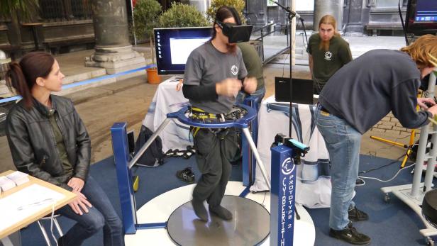 Virtualizer Bewegungssteuerung 3D-Brille Virtual Reality Games Gaming Cyberith TU Wien