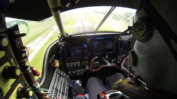 Im drei Kubikmeter großen Cockpit von Solar Impulse 2 muss der Pilot während des Pazifik-Fluges äußerst wachsam bleiben