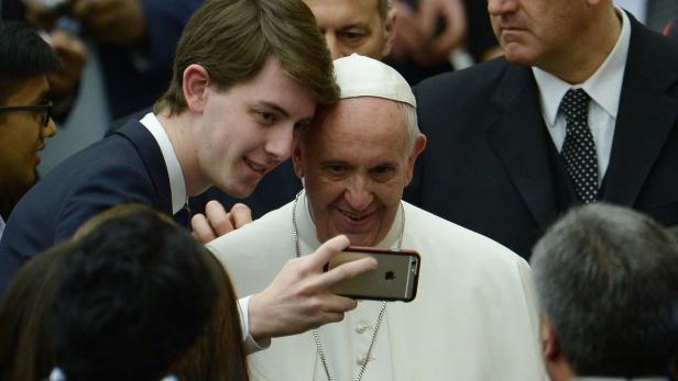 Papst Franziskus beim Selfie-Schießen