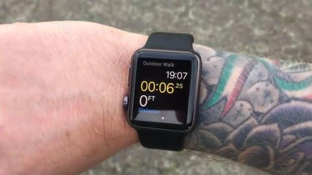 Mit Tattoos am Handgelenk kommt der Pulssensor der Apple Watch nicht so gut zurecht