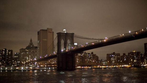 Düstere Stimmung über dem East River und der Brooklyn Bridge in New York.
