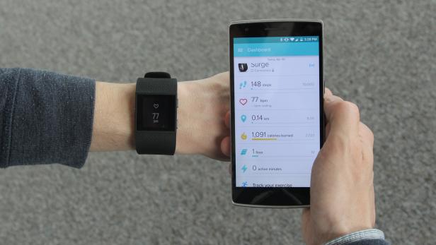 Die Fitbit Surge synchronisiert sich mit dem Smartphone