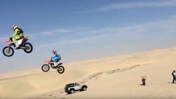 sandduene_motorrad_ss.jpg Wer beim Springen über Sanddünen mit dem Motorrad nicht schaut, wohin die Reise geht, könnte mit einer Jeep-Kolonne machen.