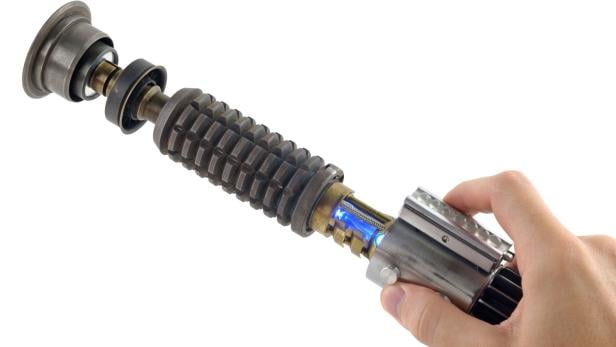 iFixit hat anlässlich des Star Wars Day ein Lichtschwert zerlegt
