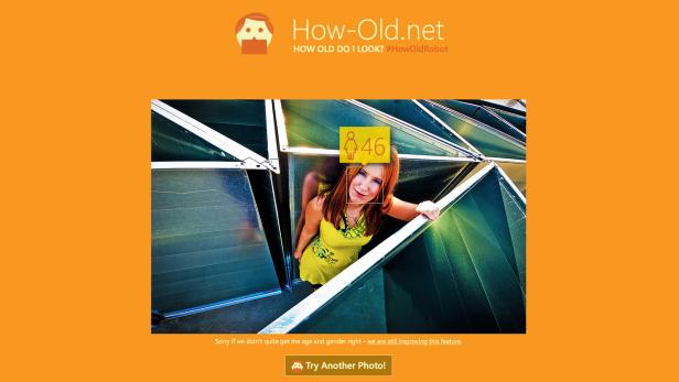 How-Old.net schätzte bei jedem einzelnen Foto daneben.