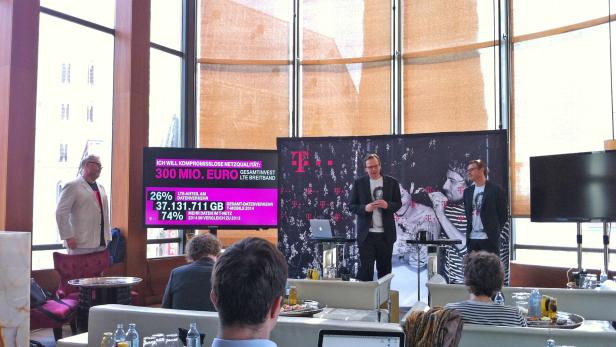 T-Mobile-CEO Andreas Bierwirth (mitte) und COO Thomas Kicker (re.) bei der Pressekonferenz am Dienstag