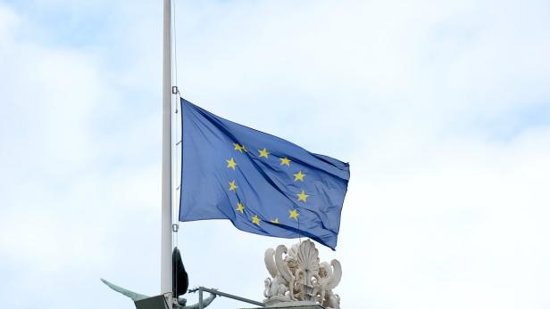 Die EU-Fahne weht nach den Anschlägen von Brüssel auf Halbmast.