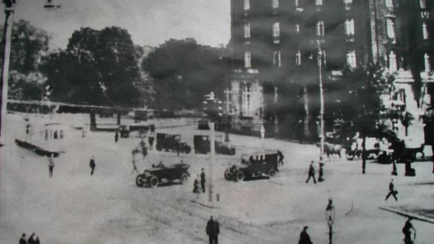 1922 Stephansplatz in Hamburg - Die erste Verkehrsampel in Hamburg. Sie wurde vor Ort per Hand geschaltet