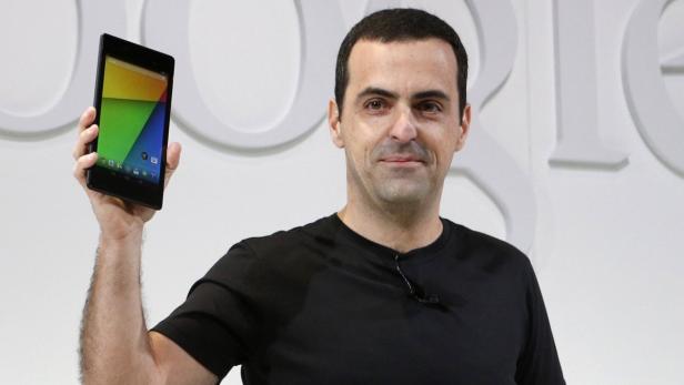 Hugo Barra, director of Product Management at Android, holds the new Nexus 7 tablet during a Google event at Dogpatch Studio in San Francisco, California, July 24, 2013. REUTERS/Beck Diefenbach (UNITED STATES - Tags: BUSINESS SCIENCE TECHNOLOGY TELECOMS)