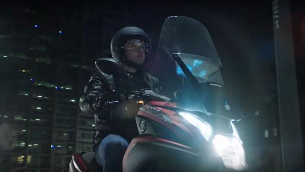 Samsungs Smart Windshield leuchtet vor dem Motorradfahrer