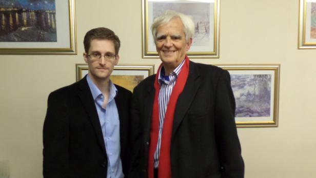 Edward Snowden und der Grüne Bundestagsabgeordnete Hans-Christian Ströbele beim Treffen in Moskau