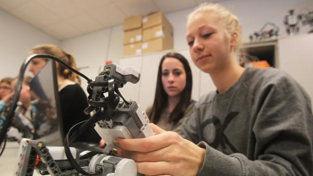Für den Robotik-Wettbewerb legen sich diese Schülerinnen richtig ins Zeug