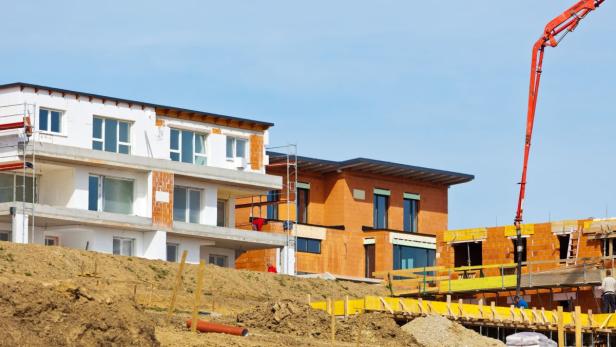 Eine Siedlung von neuen Einfamilienhäusern wird errichtet.