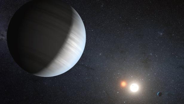 Im Jahr zuvor fand das Kepler-Teleskop ein Planetensystem mit zwei Sonnen. Einer der Exoplaneten befindet sich sogar in der sogenannten bewohnbaren Zone, schreiben die Forscher um Jerome Orosz von der San Diego State University im US-Fachjournal &quot;Science&quot;. Leben dürfte es dort zwar nicht geben, die Entdeckung belege jedoch, dass sich auch um Doppelsterne komplette Planetensysteme wie unser eigenes bilden könnten.