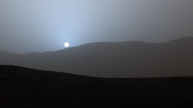 Curiosity hat seit der Landung auf dem Mars im August 2012 erstmals Farbfotos eines Sonnenuntergangs übermittelt