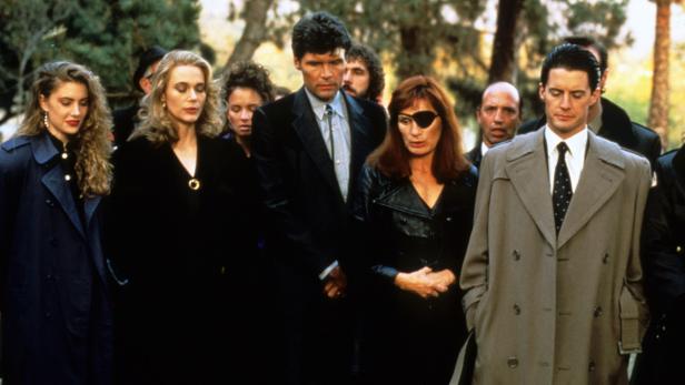 Hauptfigur Agent Dale Cooper (Kyle Mac Lachlan, re.) nimmt an Laura Palmers Beerdigung teil.