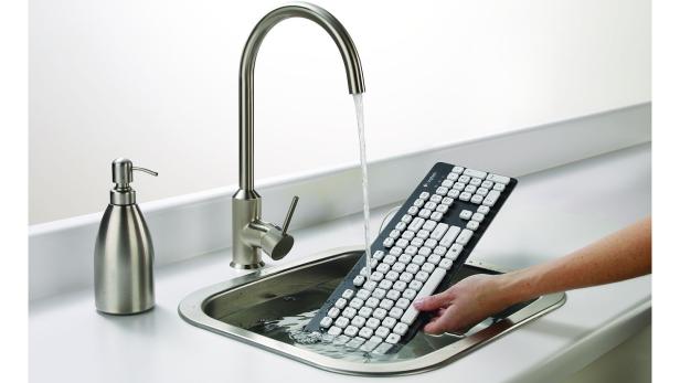 Per Handwäsche kann die Tastatur - sofern sie vom Rechner getrennt ist - mit bis zu 50°C gereignet und in bis zu 30 cm tiefes Wasser getaucht werden.