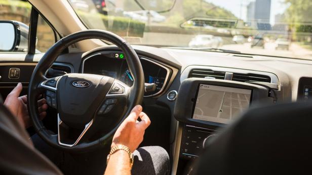 Vor allem ältere Menschen sind autonomem Fahren gegenüber skeptisch
