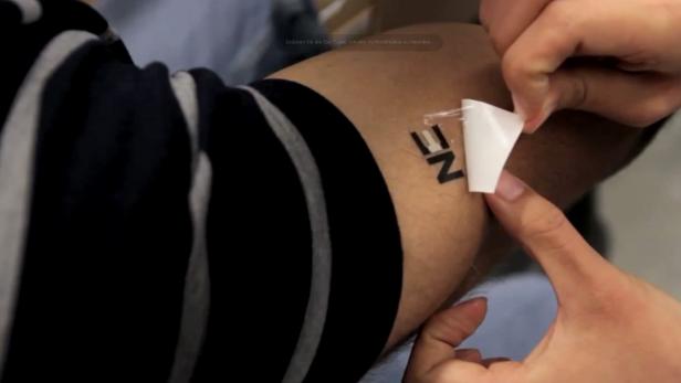 Wissenschaftler haben ein Tattoo mit Biosensor entwickelt