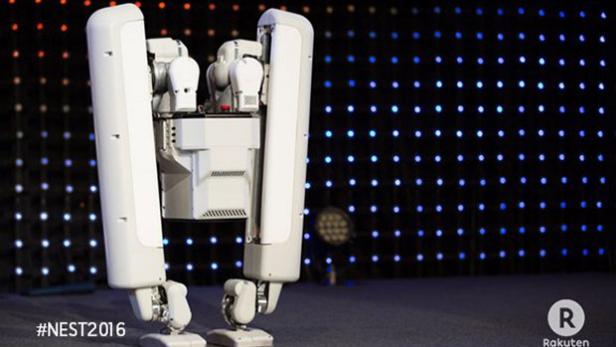 Zweibeiniger Alphabet-Roboter stakst auf die Bühne