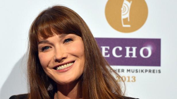 EPAepa03634938 French singer and former French First Lady Carla Bruni arrives for the 2013 Echo Music Awards in Berlin, Germany, 21 March 2013. EPA/BRITTA PEDERSEN