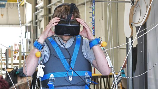 Fallschirmsprung mit VR-Brille und Seilkonstruktion