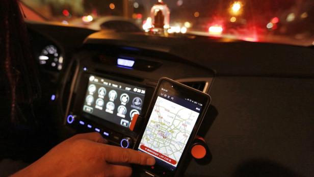 Die Smartphone-Nutzung während des Lenkens soll künftig nach Unfällen überprüft werden