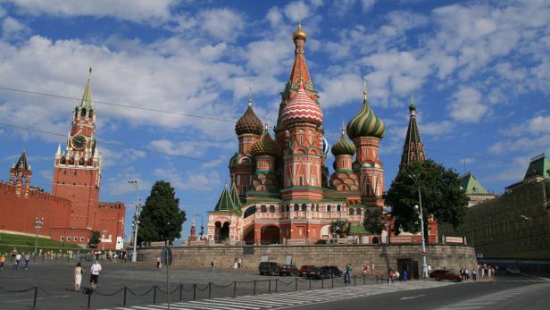 Seit 1990 stehen der Kreml und der Rote Platz von Moskau auf der UNESCO-Liste des Weltkulturerbes Erster größerer Halt nach Moskau: