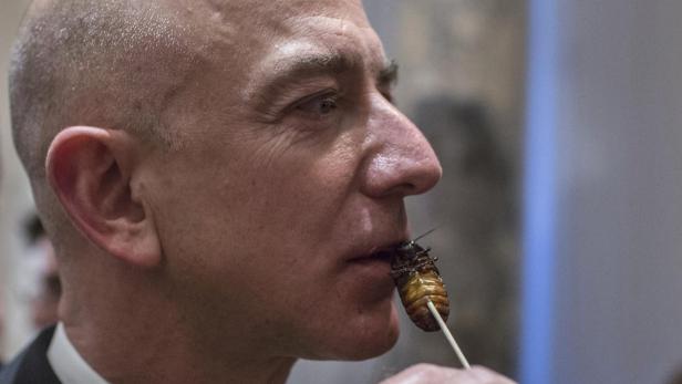 Amazon-Chef Jeff Bezos, ebenfalls Gast, posiert mit einem Kakerlaken-Cakepop für die Fotografen. Ob er die Kakerlake wirklich gekostet hat, wurde bildlich leider nicht festgehalten.