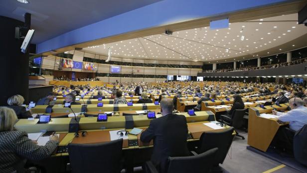 Das EU-Parlament wird am Donnerstag voraussichtlich für die Fluggastdatenspeicherung und für mehr Datenschutz im Internet stimmen