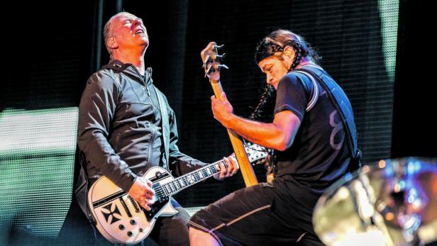 Sänger James Hetfield und Bassist Rob Trujillo sind mit Metallica nach wie vor kompromisslos und virtuos ihrem Metal-Sound verpflichtet 