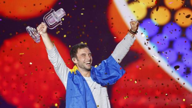 Er hat zwar drei Anläufe gebraucht, nun ist er aber am Gipfel angekommen: Der schwedische Sänger Mans Zelmerlöw setzte sich Samstagnacht beim 60. Eurovision Song Contest in der Wiener Stadthalle durch und legte damit quasi einen Start-Ziel-Sieg hin.