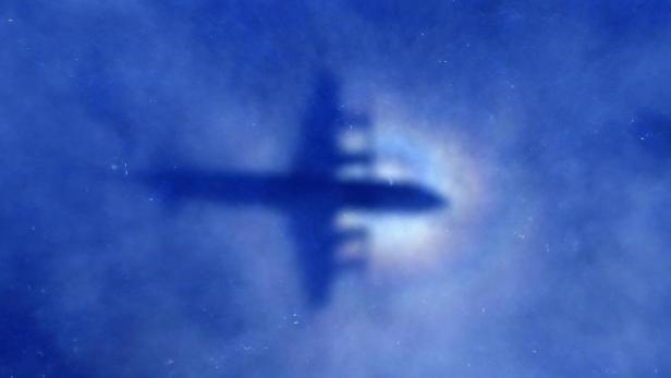 Schatten eines Suchflugzeugs hinter Wolken