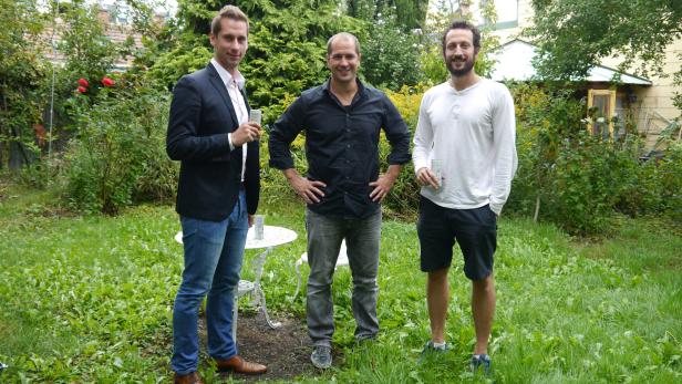 CONDA-Geschäftsführer Daniel Horak (li.) mit Michael Horvath (Mitte) und Thomas Miksits (re.) von All i need.