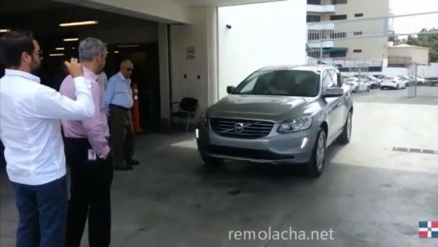 Im Video werden Personen von einem Volvo-SUV überfahren