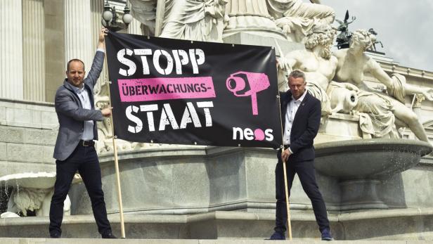Matthias Strolz (l.) und Niko Alm (r.) protestieren vor dem Parlament gegen den Ausbau des Überwachungsstaats.