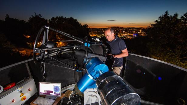DLR_Stuttgart_Detektion-Weltraumschrott_2.jpg Bisher nutzen die Stuttgarter DLR-Forscher noch das Sonnenlicht der Dämmerungsphase, um Weltraumobjekte auszumachen. In naher Zukunft wollen die Wissenschaftler die Objekte mit einem Laser anstrahlen, um noch exaktere Messungen vornehmen zu können.