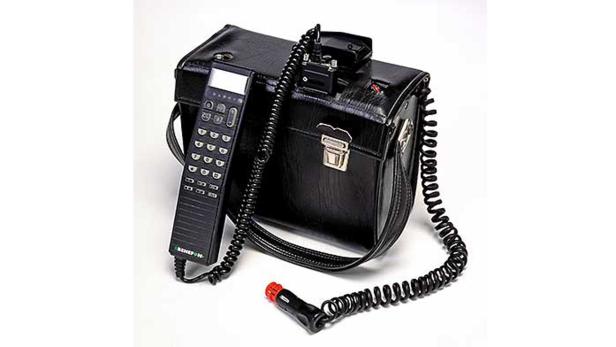 Am Anfang stand das Autotelefon. Nokia brachte Anfang der 80er-Jahre die ersten Modelle unter der Marke &quot;Mobira&quot; heraus.