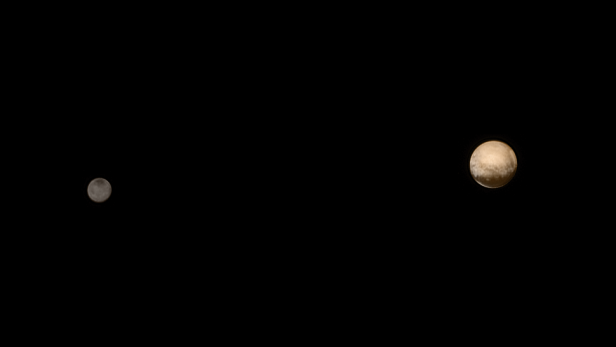 Das neueste Bild von New Horizons zeigt Pluto (re.) mit seinem Mond Charon (li.)