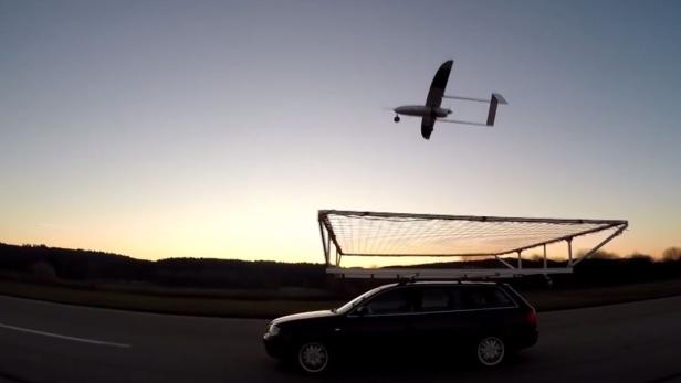 Drohne landet auf Auto
