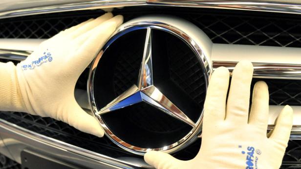 Der Automobilhersteller Daimler investiert in den Bau von Batteriesystemen.