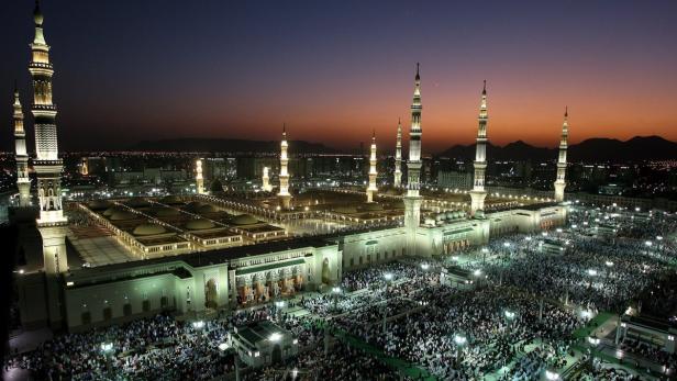 Die al-Haram-Moschee in Mekka ist die wichtigste Moschee des Islams. Die größte Moschee der Welt beherbergt in ihrem Inneren das Zentralheiligtum, die Kaaba, der sich Muslime in aller Welt beim täglichen Gemeinschaftsgebet zuneigen.