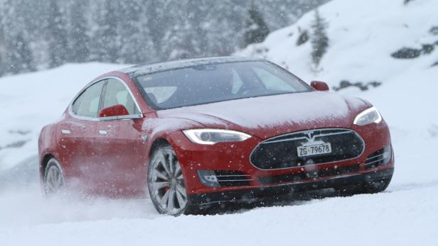 Tesla Model S beim &quot;Snow Driving&quot;-Event in Tirol
