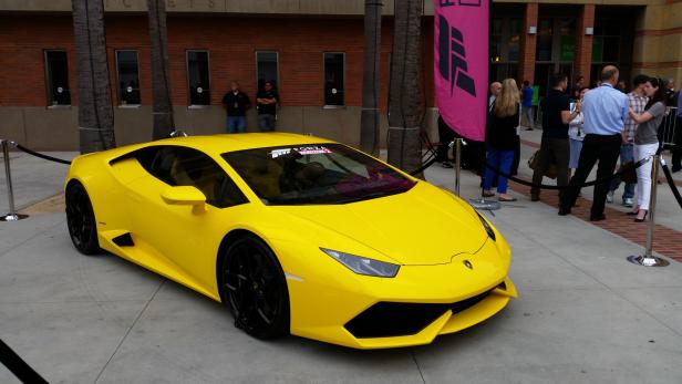 Um Forza Horizont 2 zu bewerben, stand vor der Veranstaltungshalle ein Lamborghini.