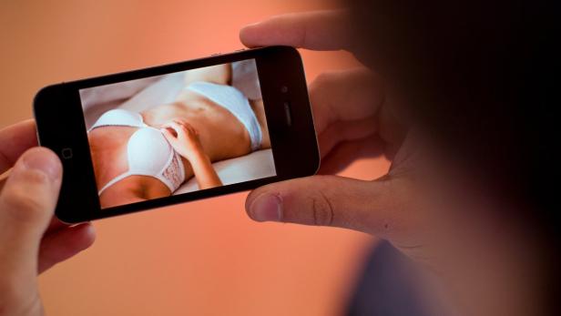 Nicht nur junge Mädchen verschicken erotische Nackt-Fotos von sich selbst, sondern auch Buben. Was das für Konsequenzen haben kann, zeigt der jüngste Vorfall in Großbritannien.